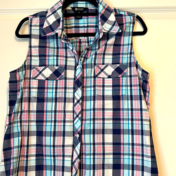 Ladies button up sleeveless top with 2 pockets. - Picture 1 of 3